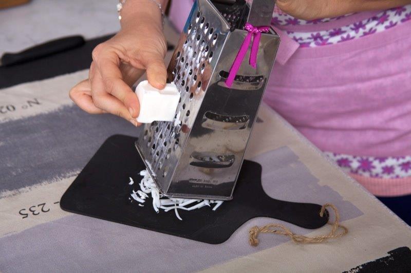 Grattugiare il sapone di marsiglia